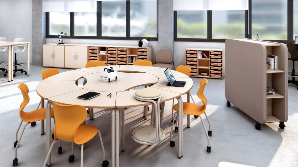 Mirplay School High School STEAM classroom